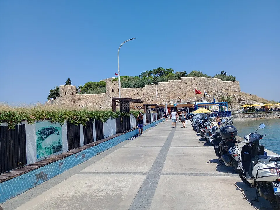 Güvercinada Castle